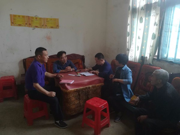 在贫困户家走访